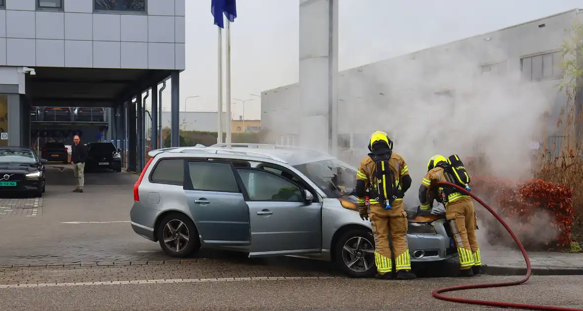 Voorkant auto uitgebrand voor autobedrijf - Foto 2