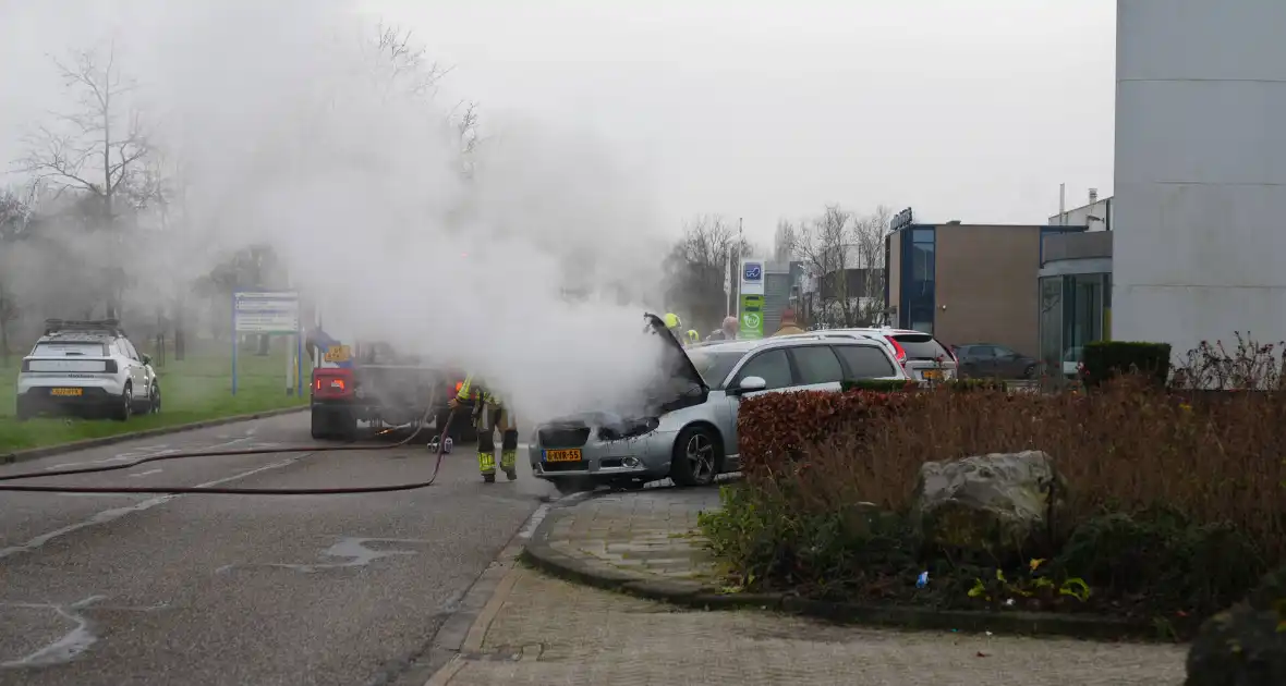 Voorkant auto uitgebrand voor autobedrijf - Foto 3