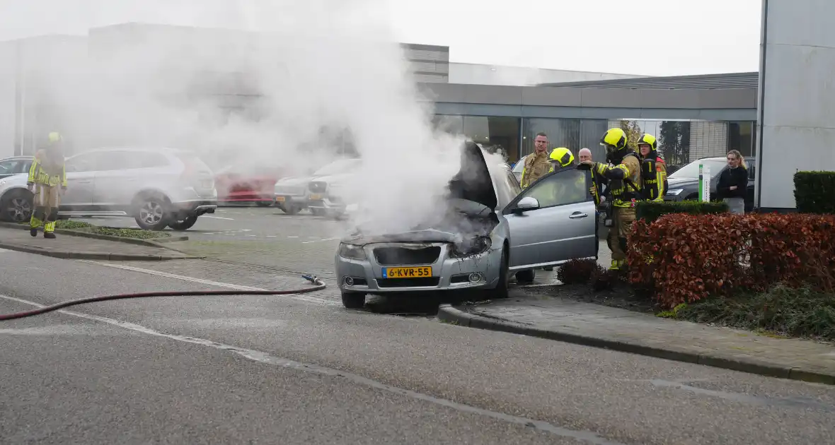 Voorkant auto uitgebrand voor autobedrijf - Foto 4