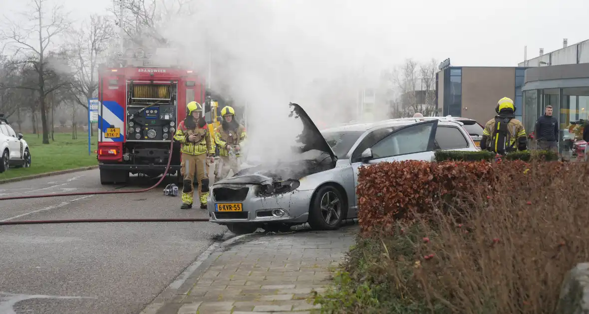 Voorkant auto uitgebrand voor autobedrijf - Foto 5