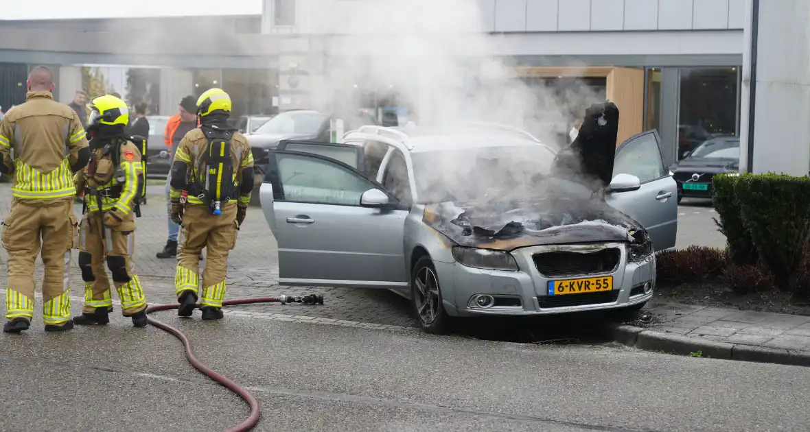 Voorkant auto uitgebrand voor autobedrijf - Foto 7