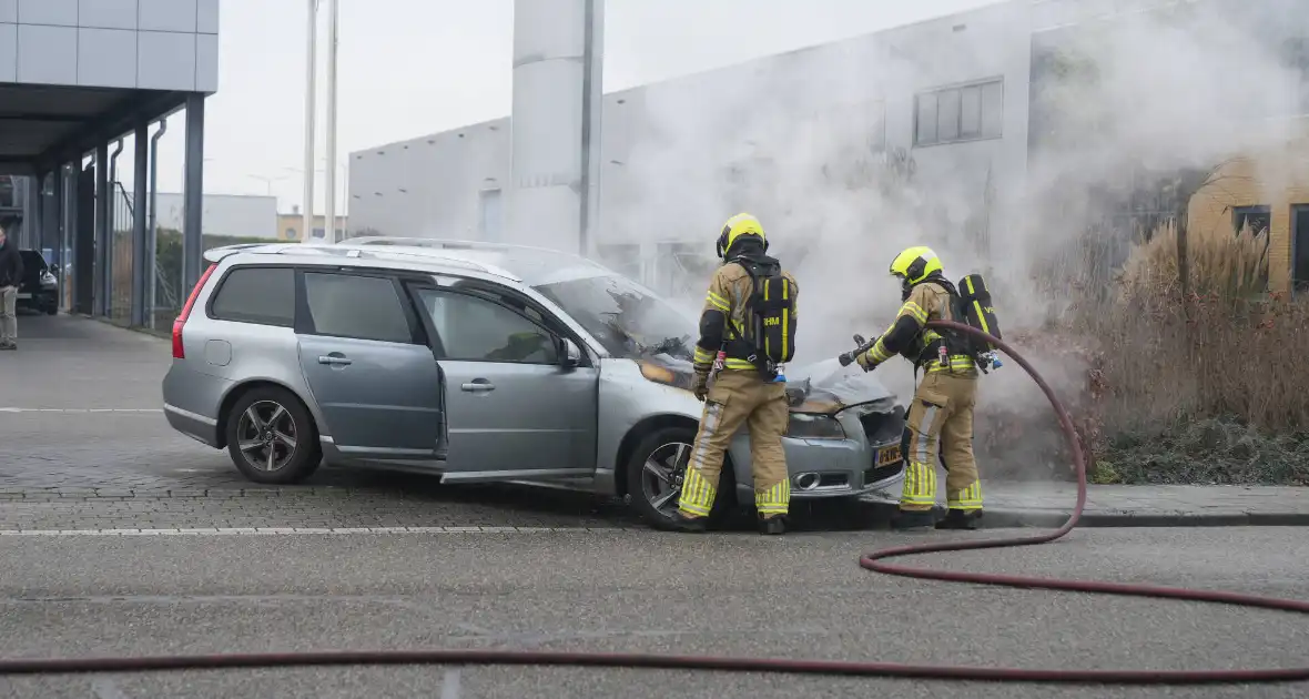 Voorkant auto uitgebrand voor autobedrijf - Foto 8