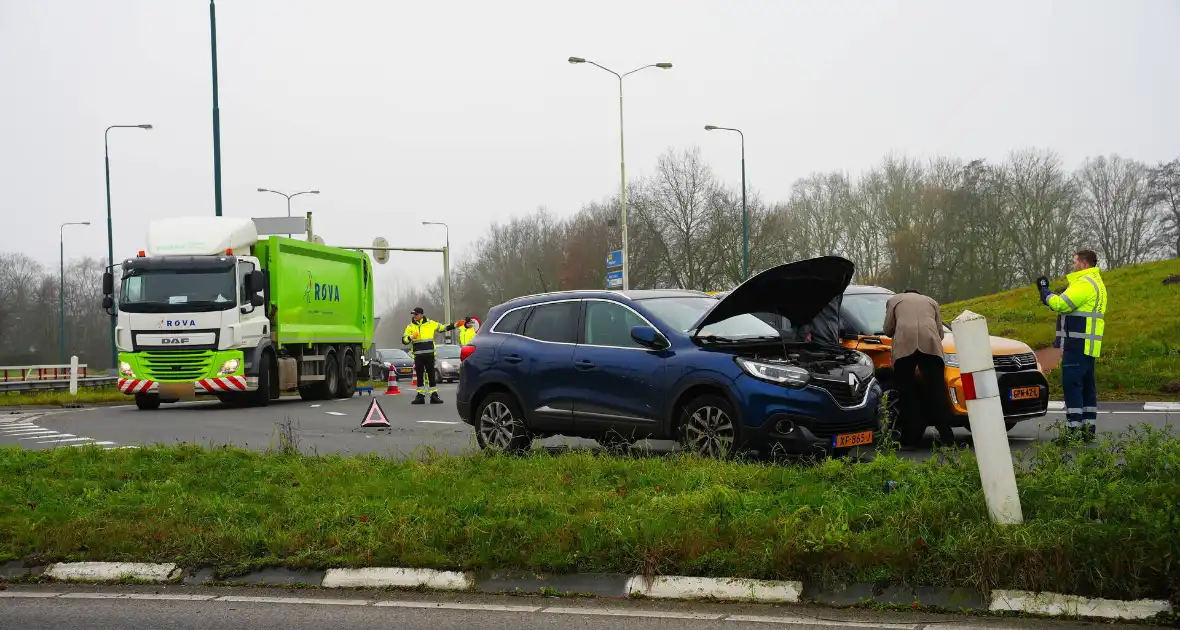 Verkeershinder na ongeval op rotonde