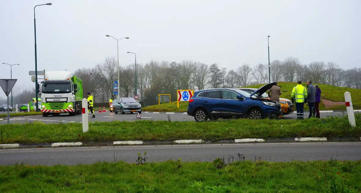 Verkeershinder na ongeval op rotonde - Foto 1