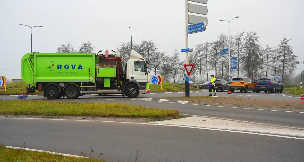 Verkeershinder na ongeval op rotonde - Foto 2