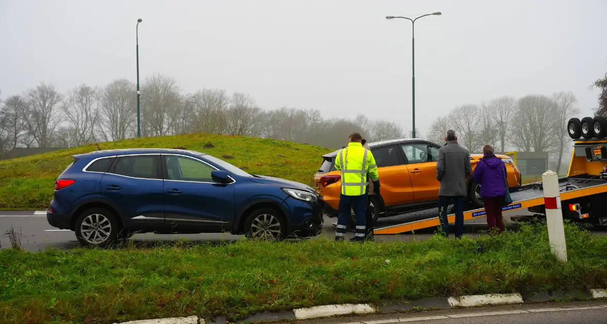 Verkeershinder na ongeval op rotonde - Foto 3