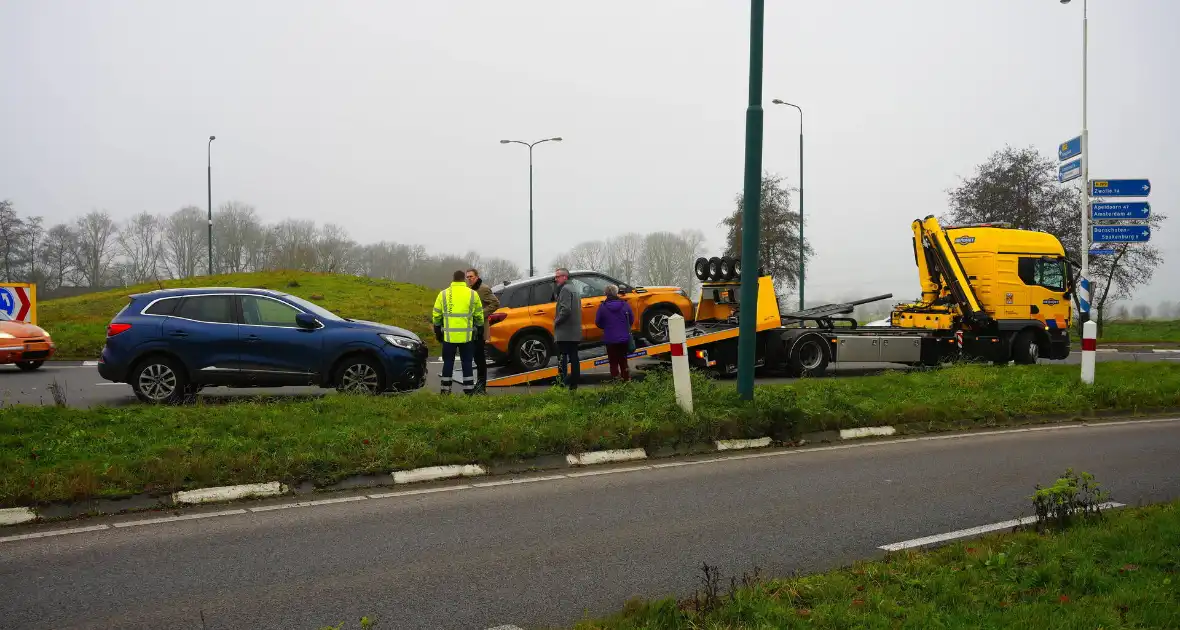 Verkeershinder na ongeval op rotonde - Foto 4