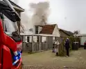 Rookwolken stijgen op uit schuur