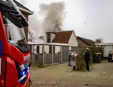 Rookwolken stijgen op uit schuur