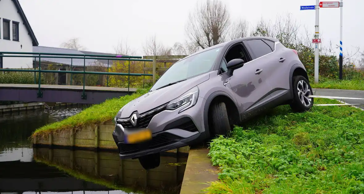 Auto komt boven water te hangen bij keeractie op fietspad