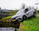 Auto komt boven water te hangen bij keeractie op fietspad