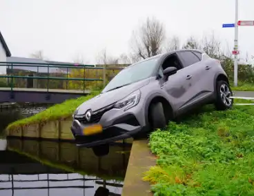 Auto komt boven water te hangen bij keeractie op fietspad