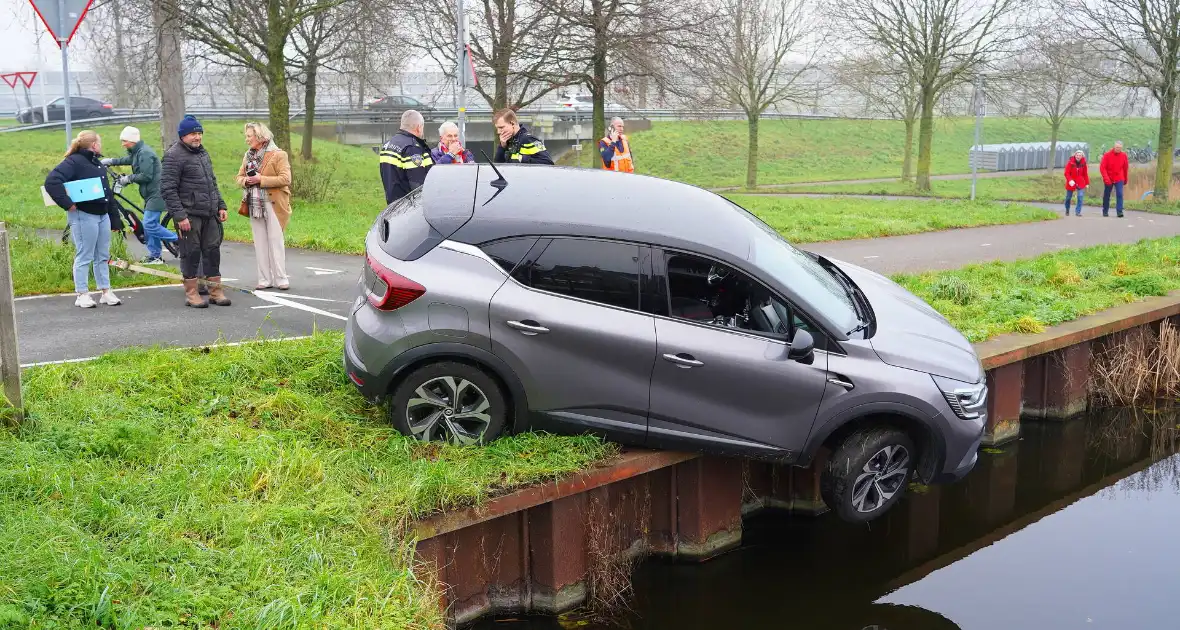 Auto komt boven water te hangen bij keeractie op fietspad - Foto 1