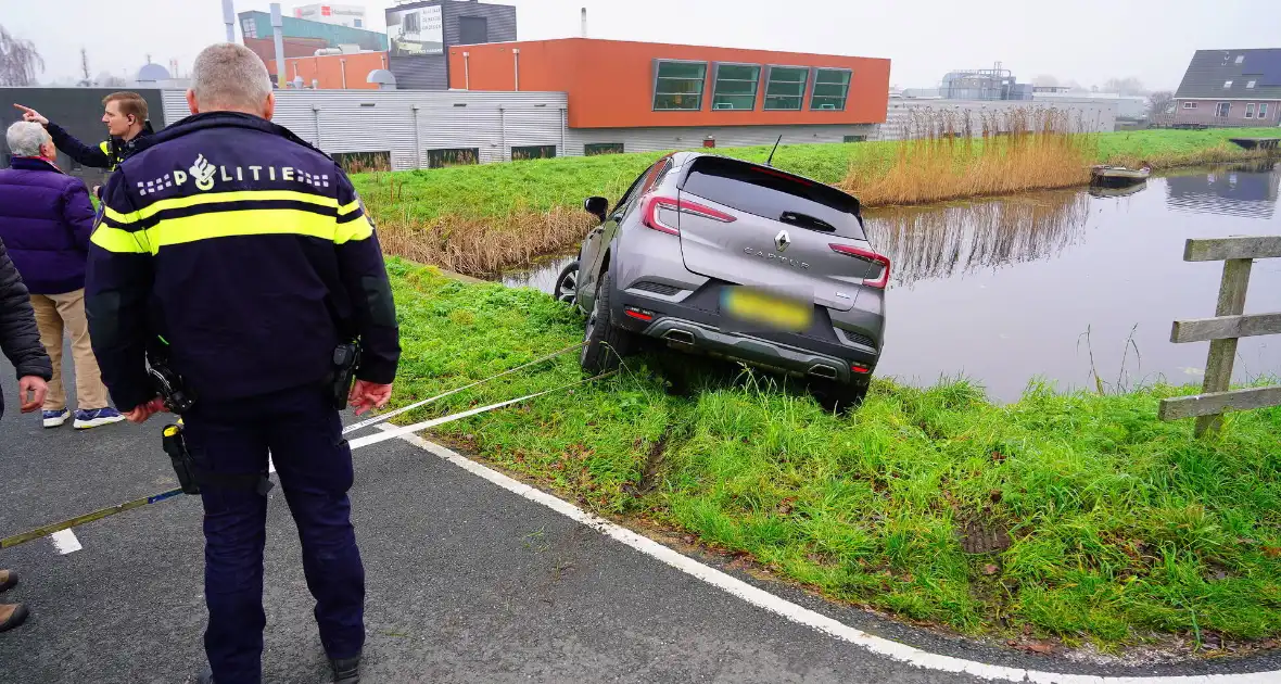 Auto komt boven water te hangen bij keeractie op fietspad - Foto 2