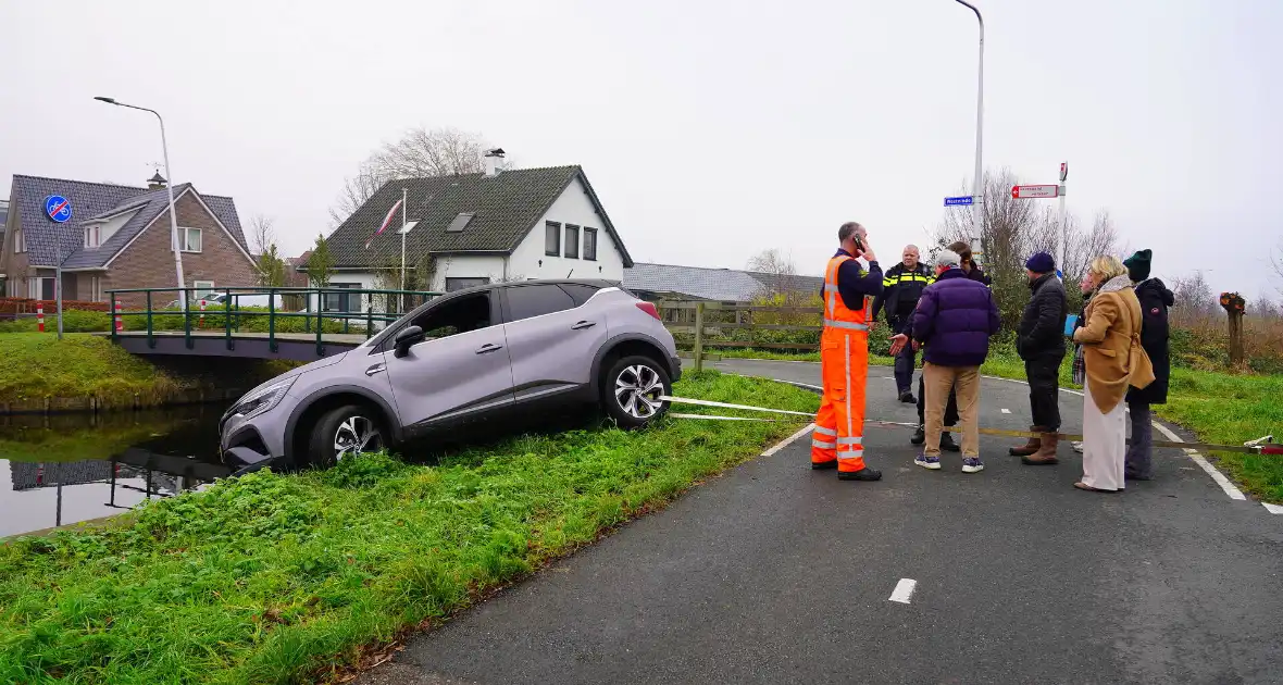 Auto komt boven water te hangen bij keeractie op fietspad - Foto 3