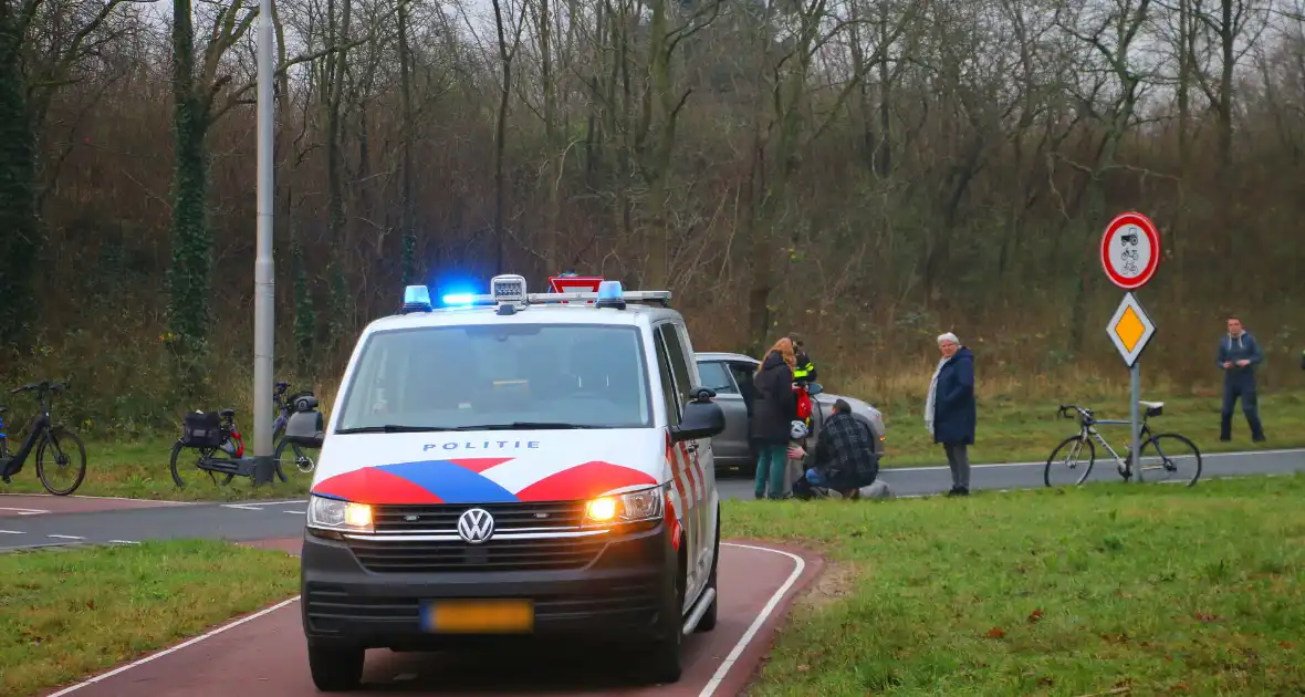 Wielrenner geschept bij oversteekplaats - Foto 1