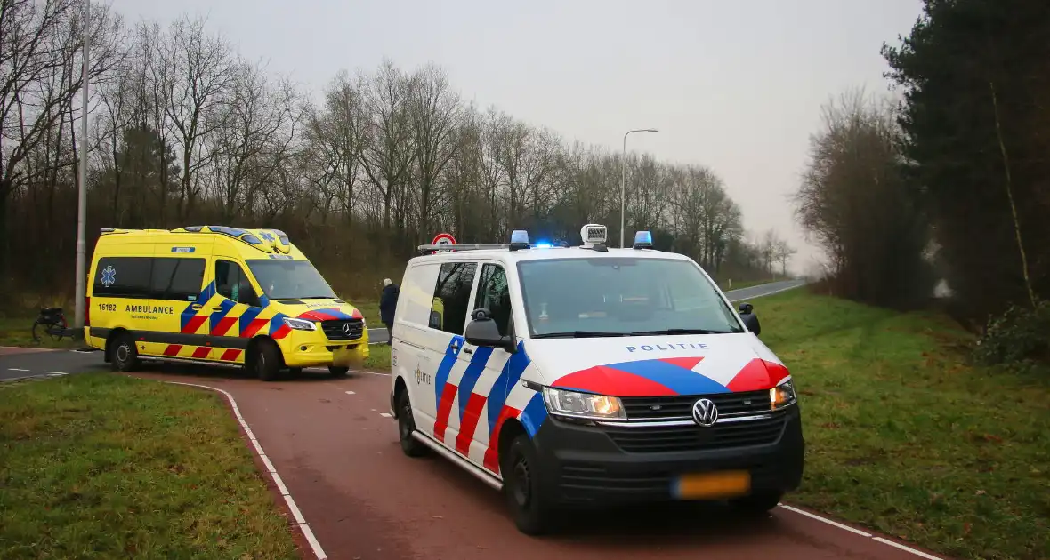 Wielrenner geschept bij oversteekplaats - Foto 2