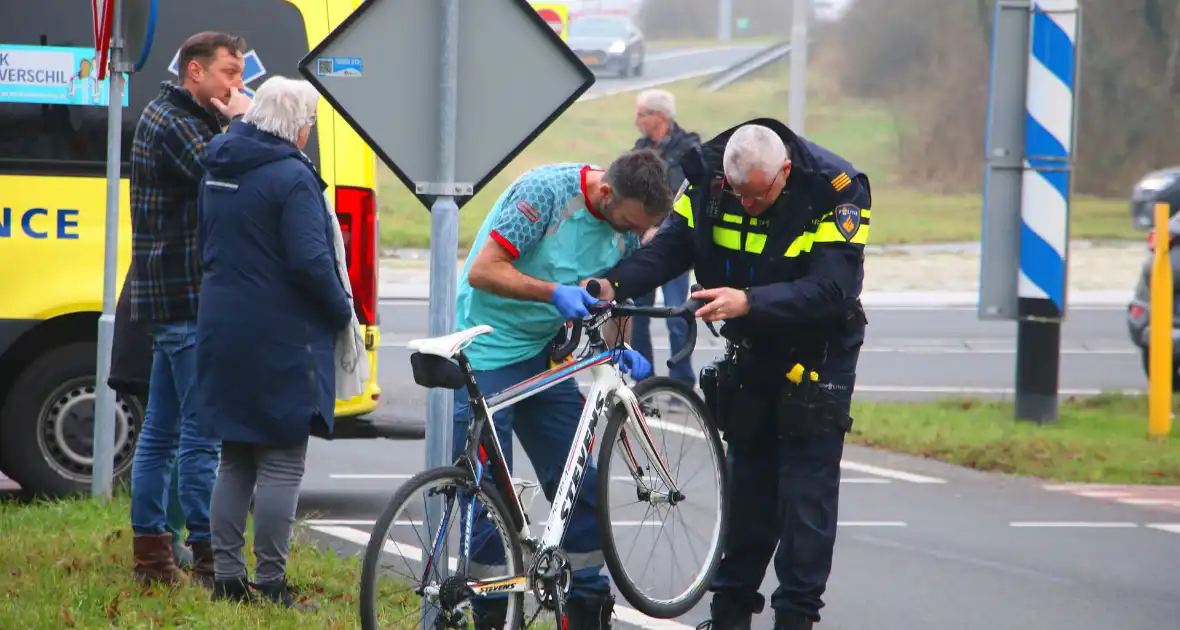 Wielrenner geschept bij oversteekplaats - Foto 5