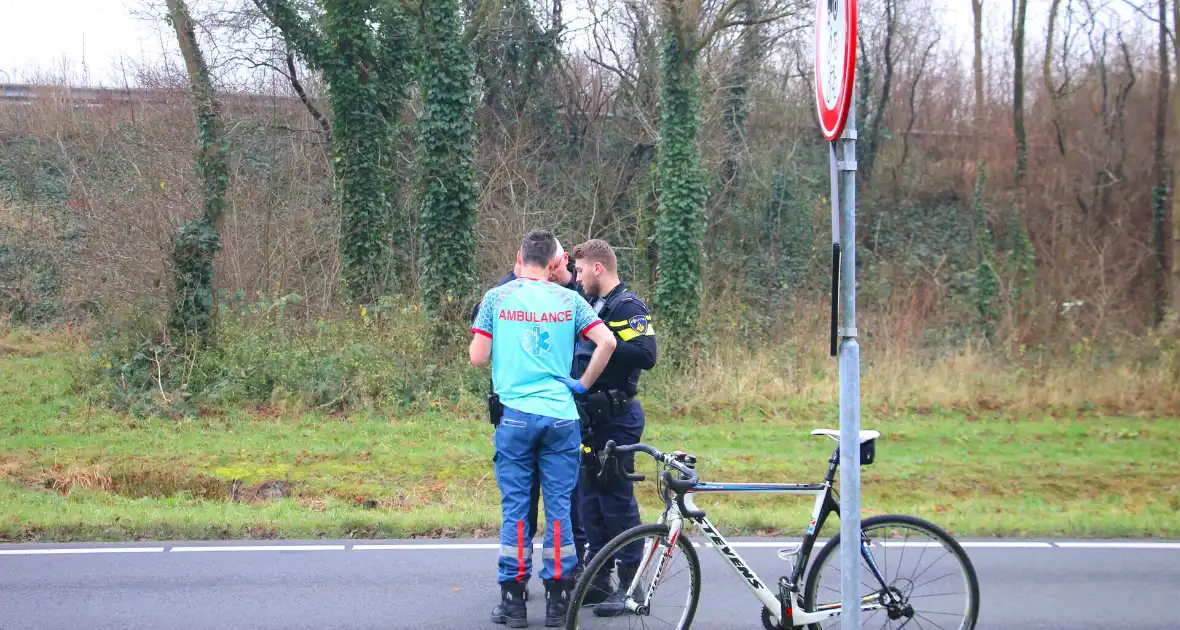 Wielrenner geschept bij oversteekplaats - Foto 6