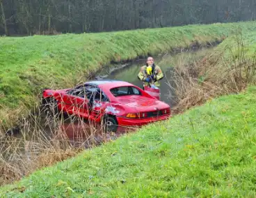 Auto vliegt uit de bocht van snelweg en belandt in water, inzittende gewond