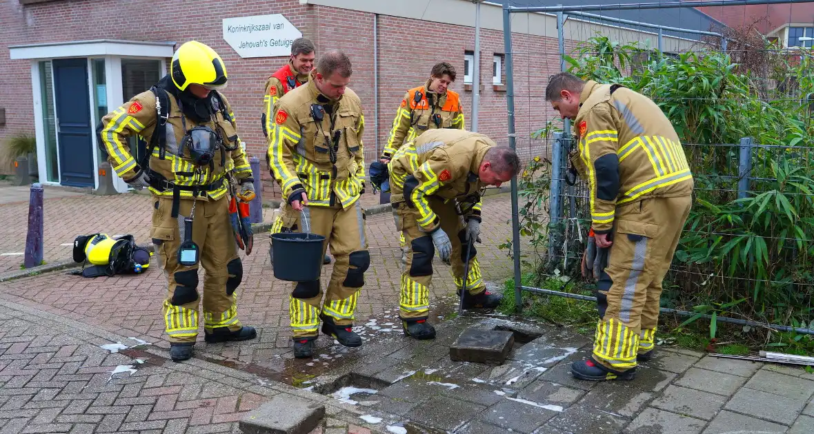 Brandweer speurt naar gaslekkage onder bestrating