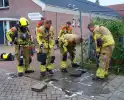 Brandweer speurt naar gaslekkage onder bestrating