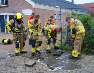 Brandweer speurt naar gaslekkage onder bestrating