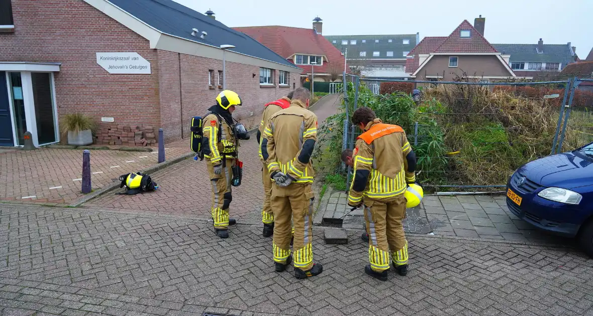 Brandweer speurt naar gaslekkage onder bestrating - Foto 1