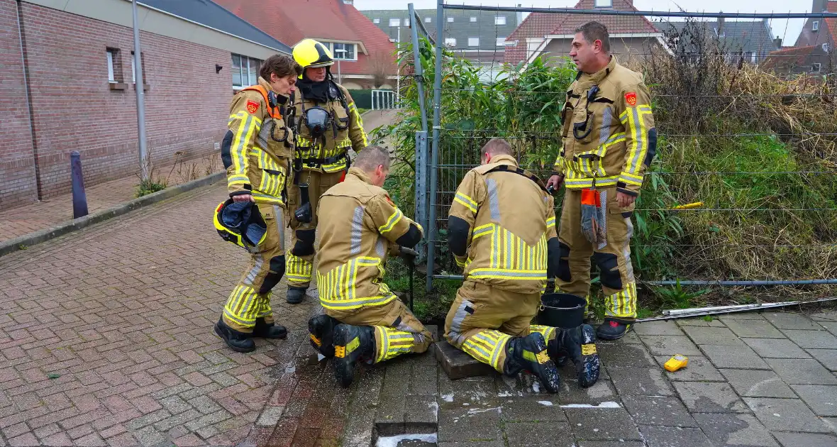 Brandweer speurt naar gaslekkage onder bestrating - Foto 2