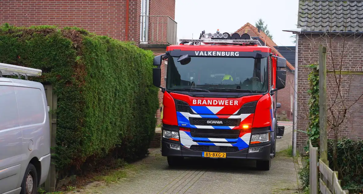 Brandweer speurt naar gaslekkage onder bestrating - Foto 3