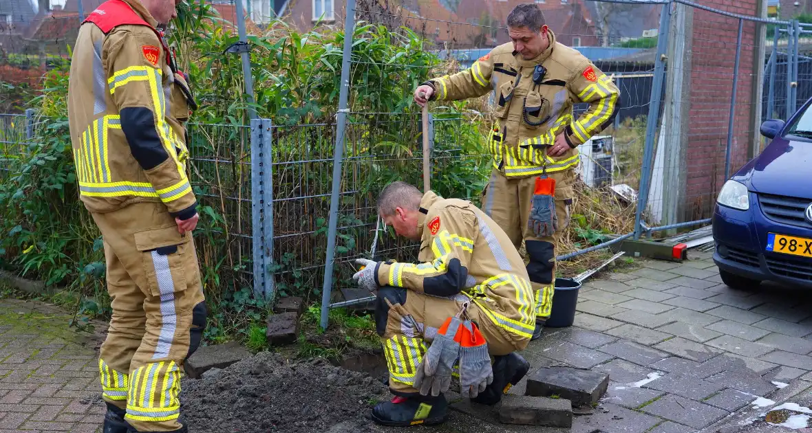 Brandweer speurt naar gaslekkage onder bestrating - Foto 4