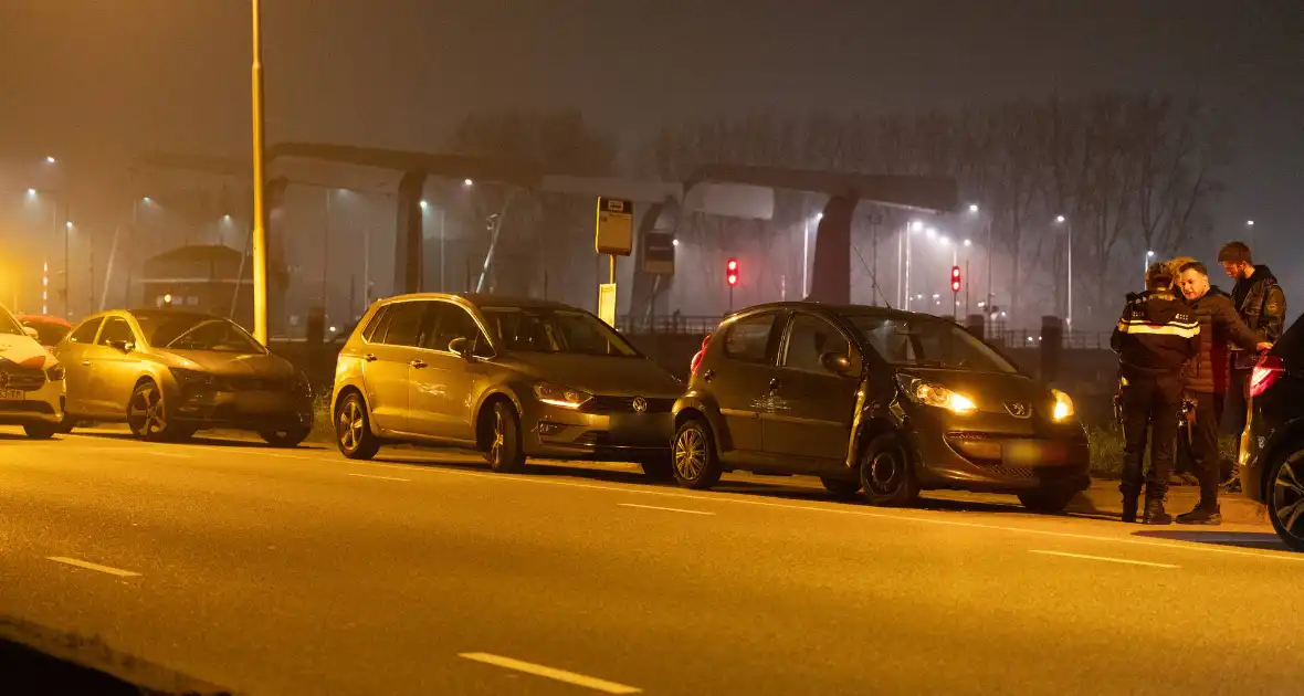 Automobilisten in botsing op rotonde