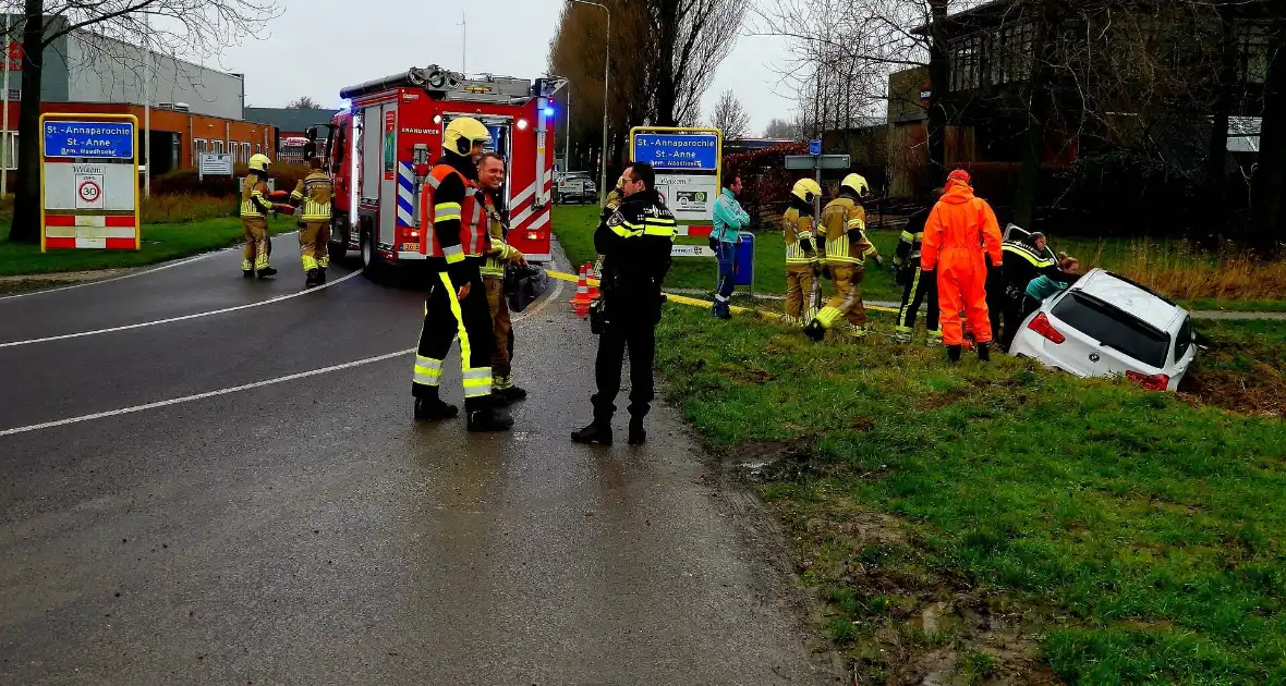 Bestuurster mist bocht en belandt in sloot