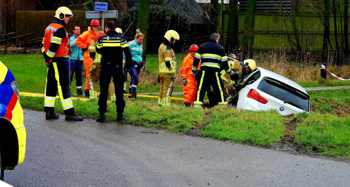 Bestuurster mist bocht en belandt in sloot - Foto 3