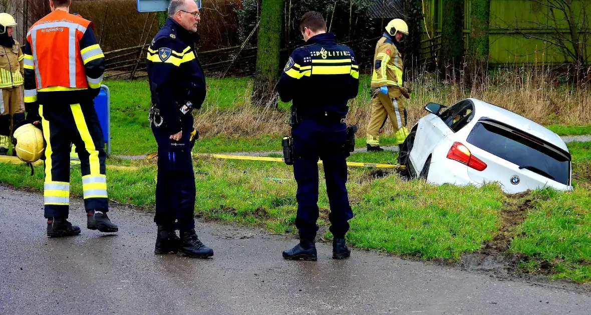 Bestuurster mist bocht en belandt in sloot - Foto 5