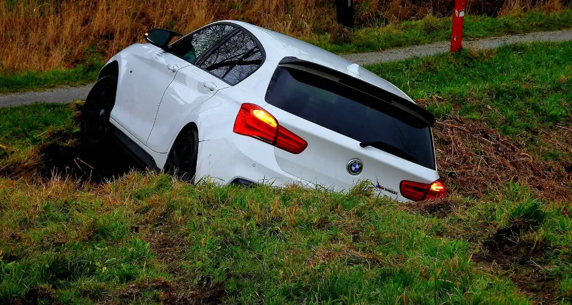 Bestuurster mist bocht en belandt in sloot - Foto 7