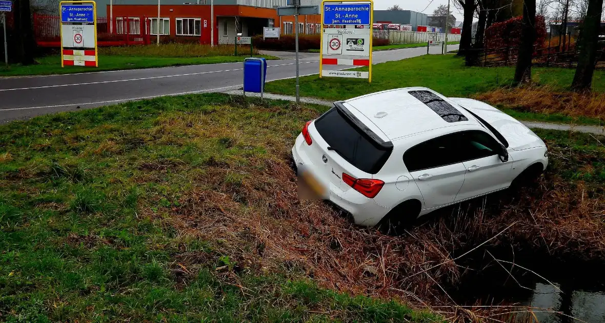 Bestuurster mist bocht en belandt in sloot - Foto 8