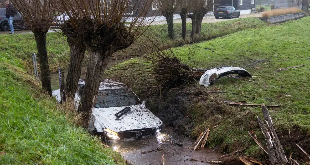 Forse schade bij te water geraakte auto - Foto 1