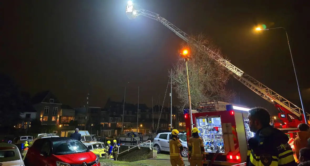 Veel rook bij brand op boot - Foto 10