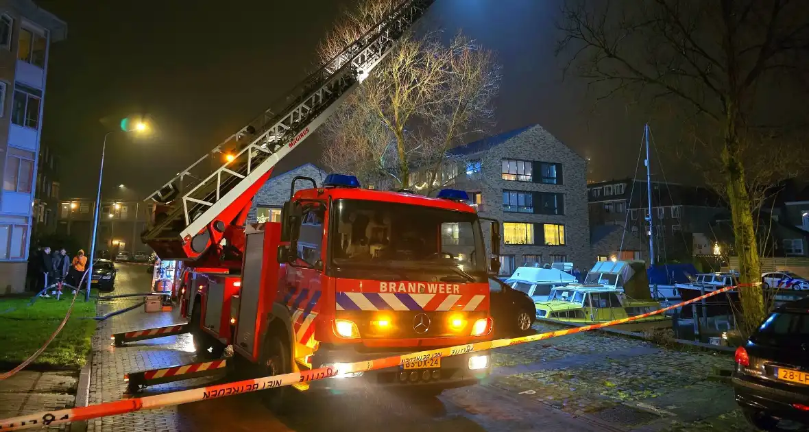 Veel rook bij brand op boot - Foto 5