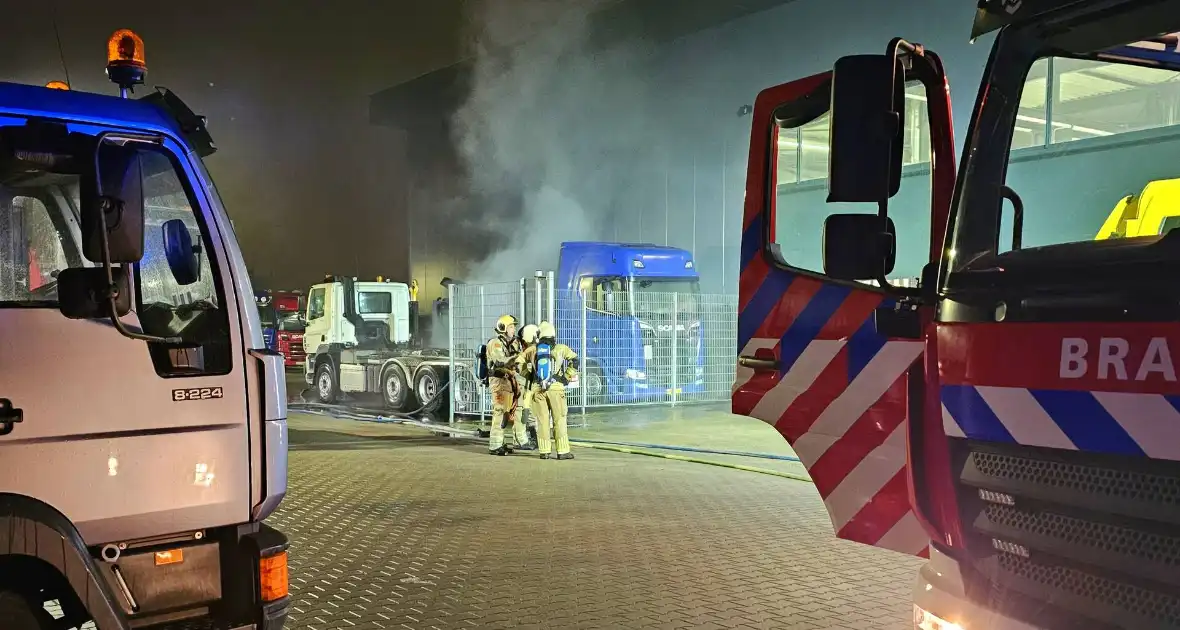 Vrachtwagen brandt uit bij truckcenter