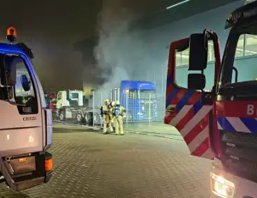 Vrachtwagen brandt uit bij truckcenter