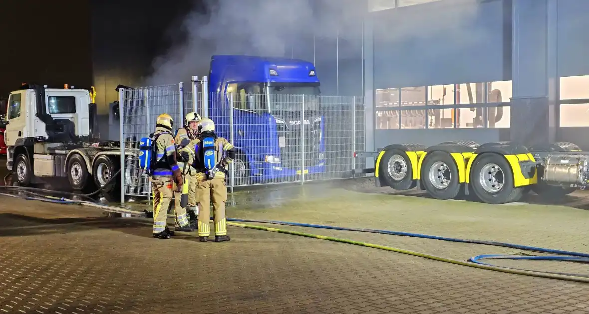 Vrachtwagen brandt uit bij truckcenter - Foto 1