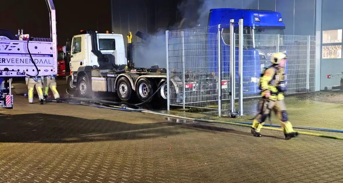 Vrachtwagen brandt uit bij truckcenter - Foto 2