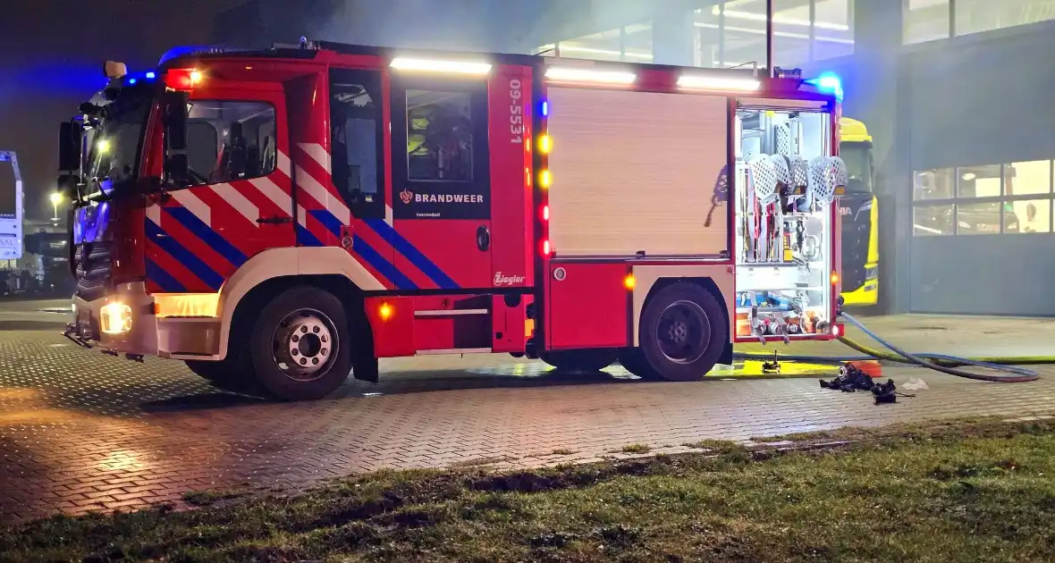 Vrachtwagen brandt uit bij truckcenter - Foto 3