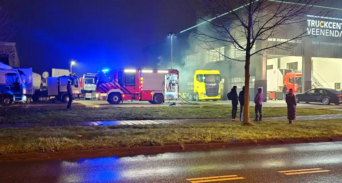 Vrachtwagen brandt uit bij truckcenter - Foto 4