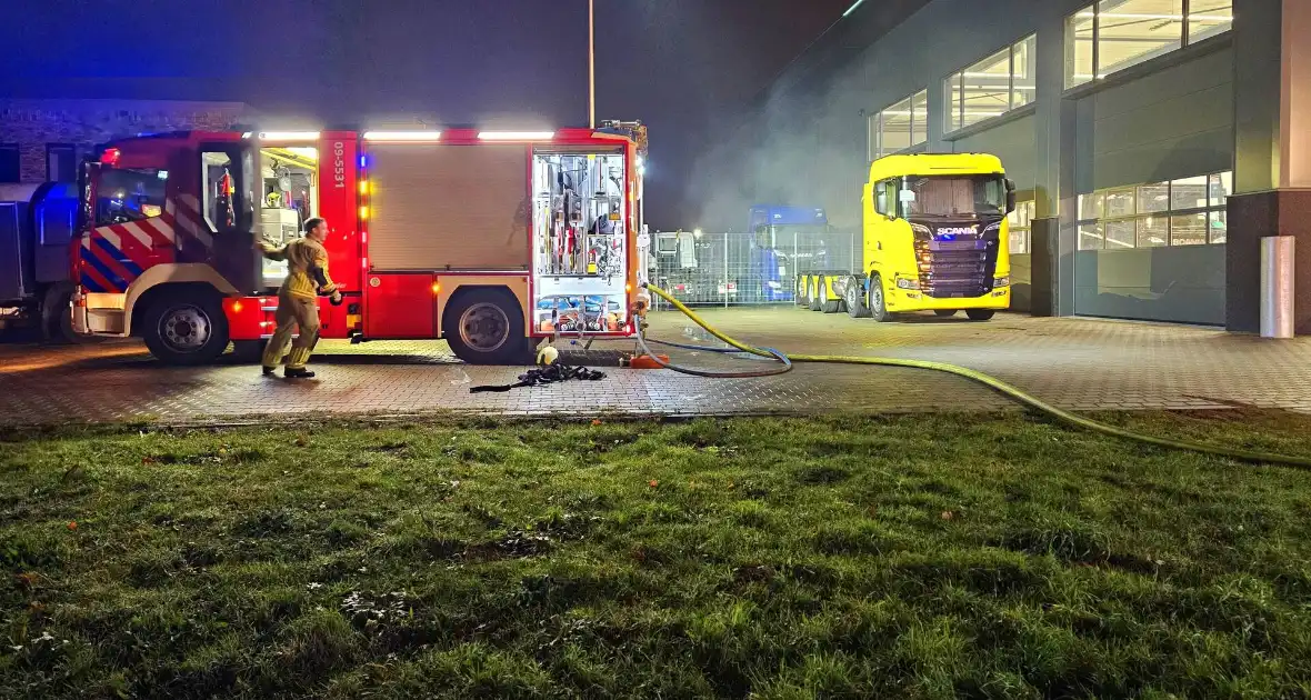 Vrachtwagen brandt uit bij truckcenter - Foto 5