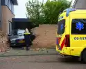 Auto rijdt dwars door tuinmuur