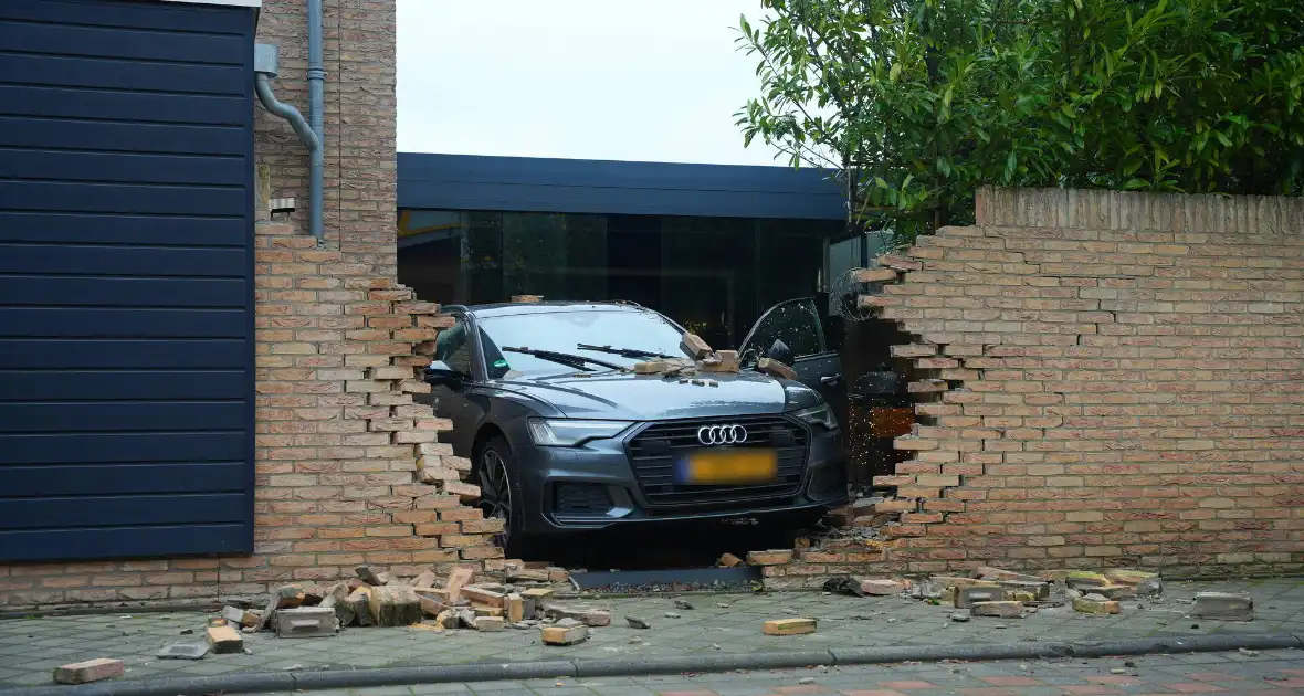 Auto rijdt dwars door tuinmuur - Foto 1