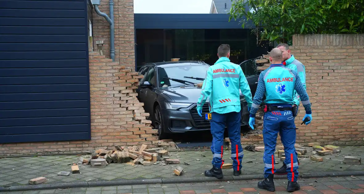 Auto rijdt dwars door tuinmuur - Foto 2